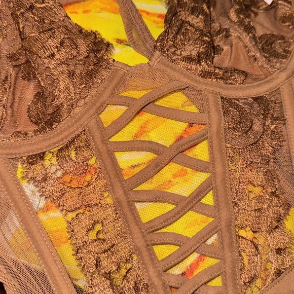 New DREAM ANGELS
Boho Floral Embroidery Low-Cut Demi Corset Top - Picture 6 of 6